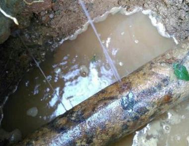 岢岚楼顶渗水维修公司分享下地暖漏水的原因及检测方法。